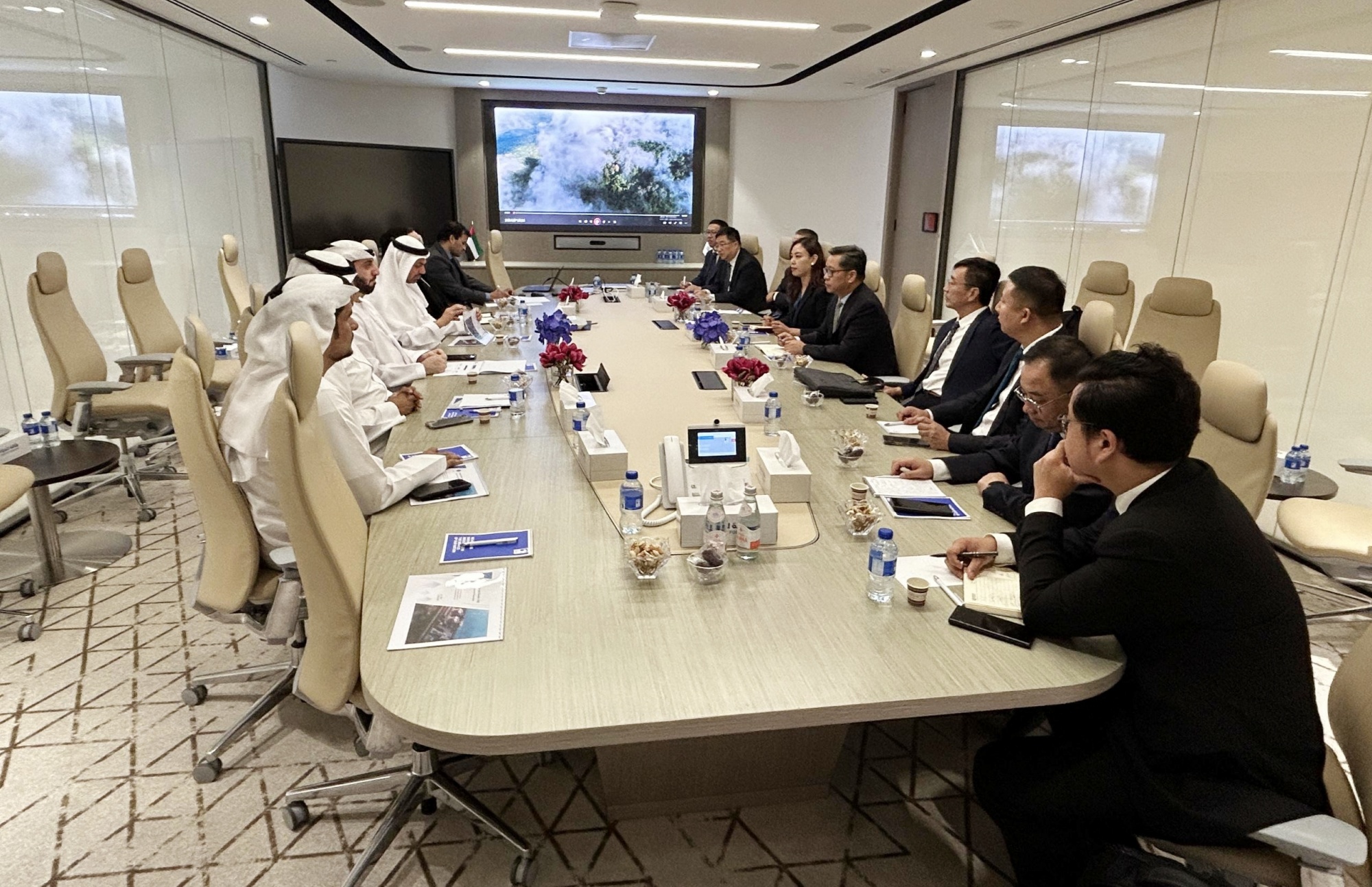 Lu Lize, Jiangsu Guoxin Group Chairman Dong Liang jointly Research UAE Oil and Gas Market